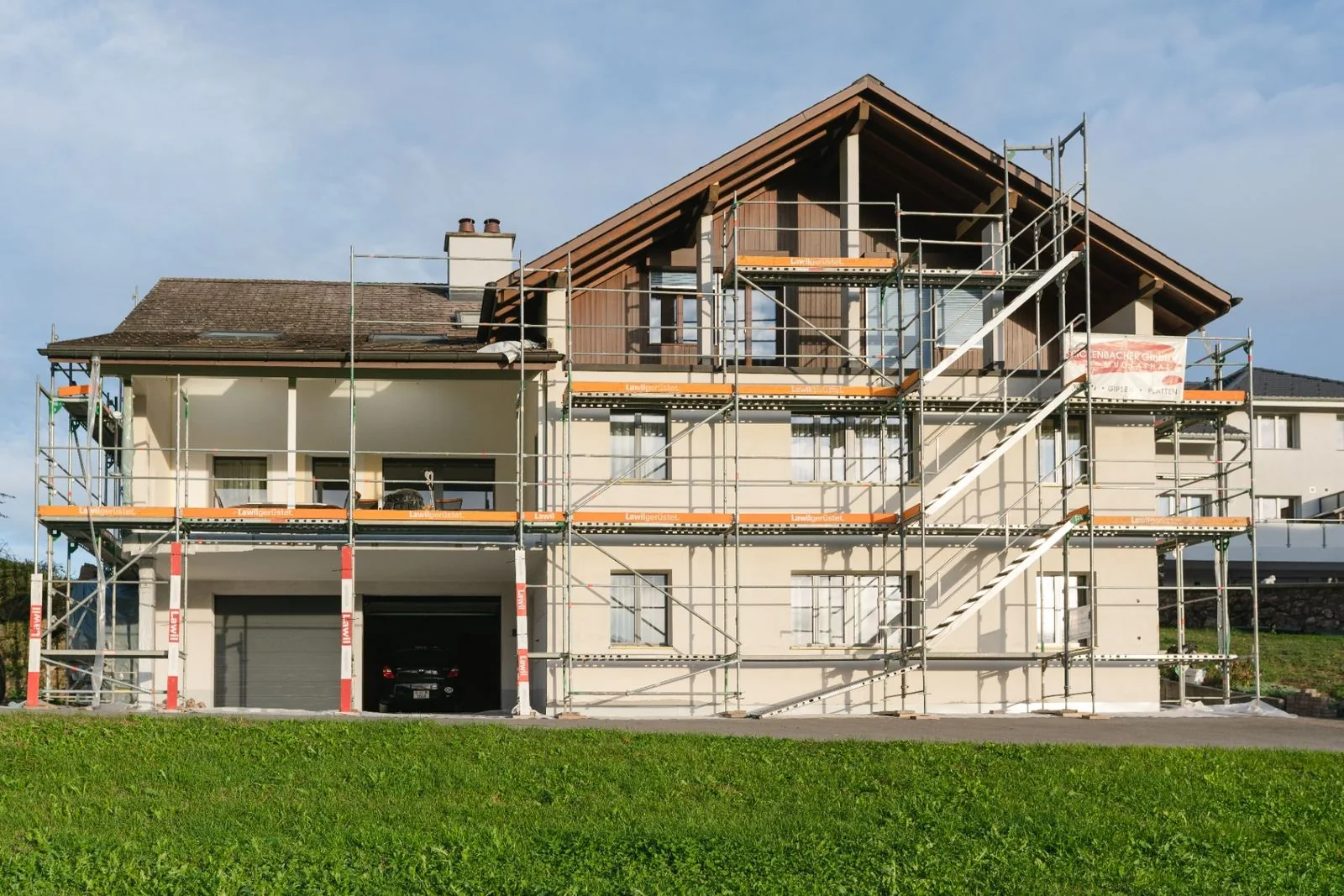 Malerarbeiten an Fassade – Wohnhaus · Gerüst