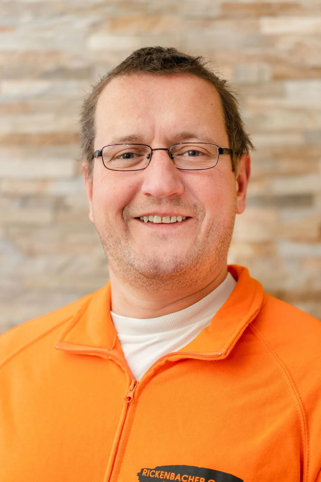 Porträt von Marco Rickenbacher, Plattenlegerchef, Lernenderausbilder Plattenleger bei der Rickenbacher GmbH