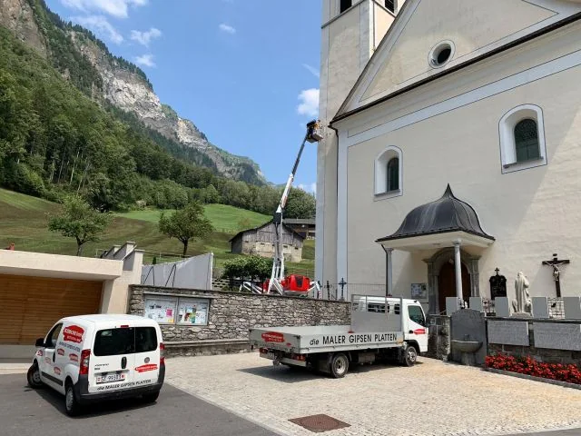 Worklift bei Arbeiten an der Kirche