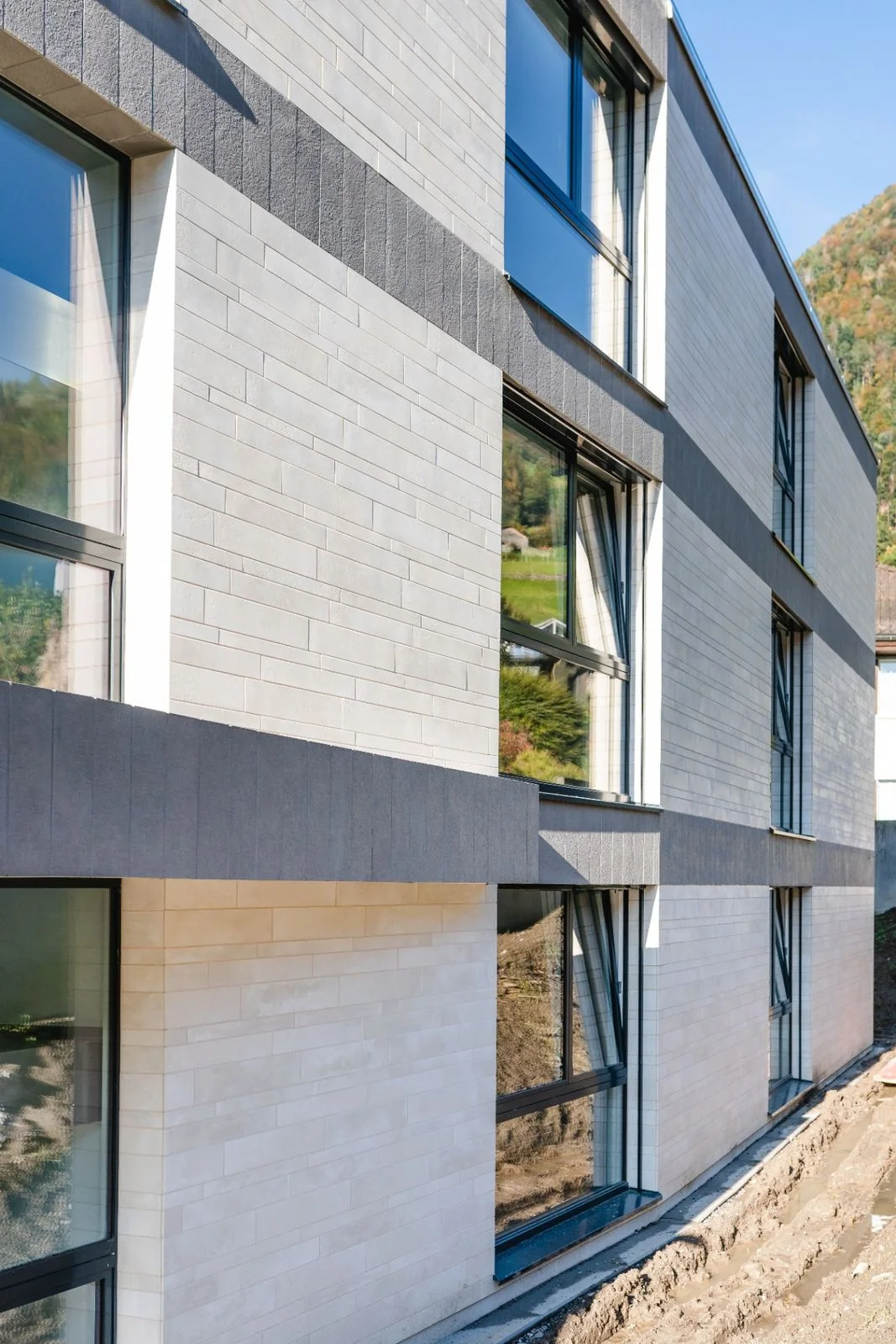 Plattenarbeiten an Fassade – Neubau · Grossformat