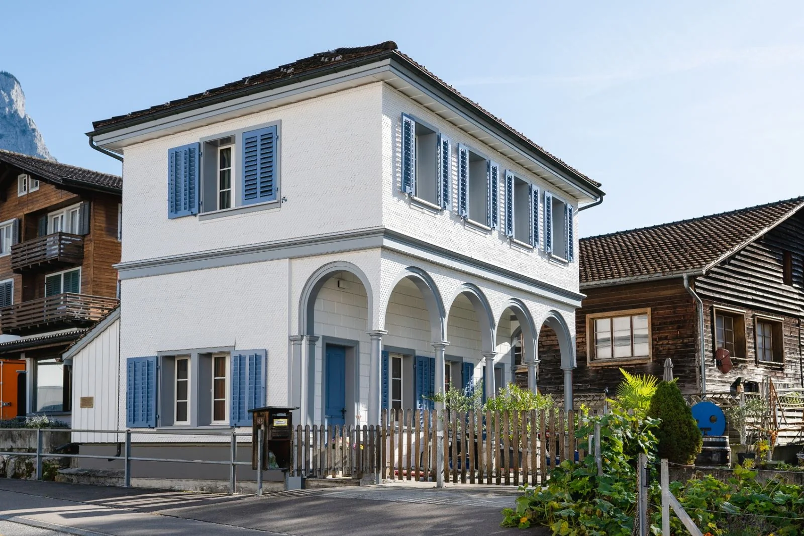 Malerarbeiten Wohnhaus – Aussenanstrich · Fensterläden